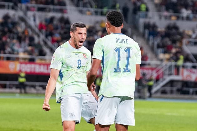 Fussball: UEFA Nations League 2026 2027, 26.09.2026 - Nordmazedonien vs. Schweiz (National Arena Todor Proeski); Remo Freuler (8, Schweiz) trifft zum 1:0 für die Schweizer Nationalmannschaft, Tor, Torjubel, Dan Ndoye (11, Schweiz) Copyright: xValentinxDomgjonix