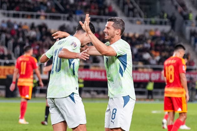 Fussball: UEFA Nations League 2026 2027, 26.09.2026 - Nordmazedonien vs. Schweiz (National Arena Todor Proeski); Remo Freuler (8, Schweiz) trifft zum 1:0 für die Schweizer Nationalmannschaft, Tor, Torjubel, Zeki Amdouni (10, Schweiz) Copyright: xValentinxDomgjonix