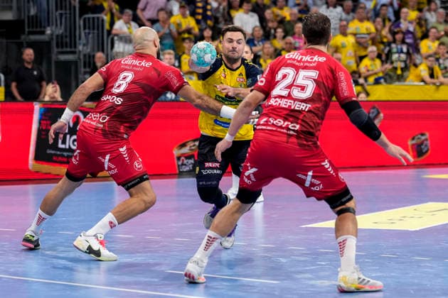 v.li.: Adrian Sipos (MTM, 8), Dani Baijens (RNL, 77), Olle Forsell Schefvert (MTM, 25), Zweikampf, Spielszene, Duell, duel, tackle, tackling, Dynamik, Action, Aktion, 26.09.2026, Mannheim (Deutschland), Handball, Bundesliga, Rhein-Neckar Löwen - MT Melsungen