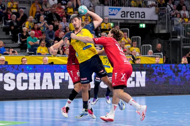 v.li.: Jacob Arenth Lassen (RNL, 9), Johannes Golla (MTM, 14), Zweikampf, Spielszene, Duell, duel, tackle, tackling, Dynamik, Action, Aktion, 26.09.2026, Mannheim (Deutschland), Handball, Bundesliga, Rhein-Neckar Löwen - MT Melsungen