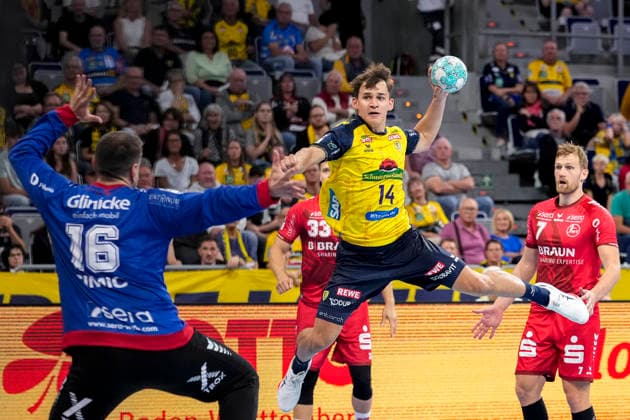 v.li.: Nebojsa Simic (Torwart, MTM, 16), Gino Steenaerts (RNL, 14), beim Sprungwurf, Wurf, Torwurf, Action, Aktion, Spielszene, 26.09.2026, Mannheim (Deutschland), Handball, Bundesliga, Rhein-Neckar Löwen - MT Melsungen