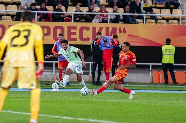 Fussball: UEFA Nations League 2026 2027, 26.09.2026 - Nordmazedonien vs. Schweiz (National Arena Todor Proeski); Zachary Athekame (16, Schweiz) flankt rein und Zeki Amdouni (10, Schweiz) trifft zum 2:0 für die Schweiz, Assist, Flanke, Stole Dimitrievski (23, Nordmazedonien), Sebastijan Herera (3, Nordmazedonien) Copyright: xValentinxDomgjonix