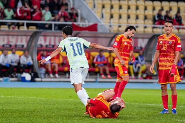 Fussball: UEFA Nations League 2026 2027, 26.09.2026 - Nordmazedonien vs. Schweiz (National Arena Todor Proeski); Zeki Amdouni (10, Schweiz) jubelt nach dem Treffer zum 2:0 für die Schweiz, Gjoko Zajkov (5, Nordmazedonien) liegt verletzt am Boden, Enttäuschung bei Eljif Elmas (7, Nordmazedonien) und Tihomir Kostadinov (18, Nordmazedonien), Torjubel, Tor Copyright: xValentinxDomgjonix