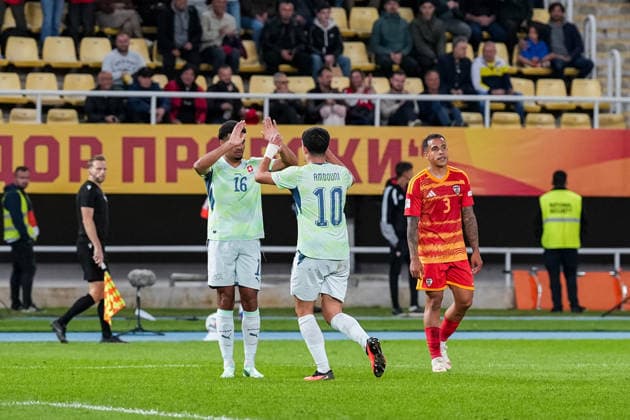 Fussball: UEFA Nations League 2026 2027, 26.09.2026 - Nordmazedonien vs. Schweiz (National Arena Todor Proeski); Assistgeber und Torschütze jubeln zum 2:0, Zachary Athekame (16, Schweiz) und Zeki Amdouni (10, Schweiz), Tor, Torjubel, Sebastijan Herera (3, Nordmazedonien) Copyright: xValentinxDomgjonix