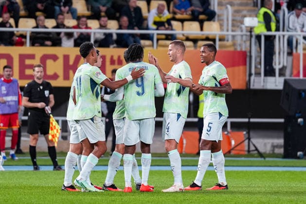 Fussball: UEFA Nations League 2026 2027, 26.09.2026 - Nordmazedonien vs. Schweiz (National Arena Todor Proeski); Die Schweizer jubeln nach dem Tor zum 2:0 durch Zeki Amdouni (10, Schweiz), Tor, Torjubel Copyright: xValentinxDomgjonix