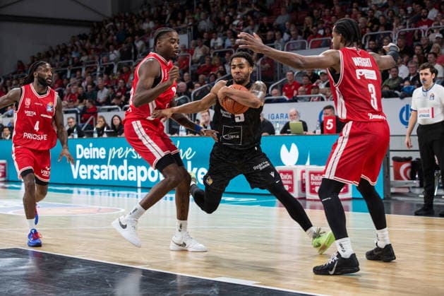 Bamberg, Deutschland 26. September 2026: 1. BBL - 2026 2027 - Sp. 3 - BMA365 Bamberg Baskets gegen MHP Riesen Ludwigsburg Im Bild: Ishmael Leggett (Ludwigsburg) zieht durch die ganze Zone von Bamberg Brose Arena Bayern Copyright: xFotostandx xSchmittx