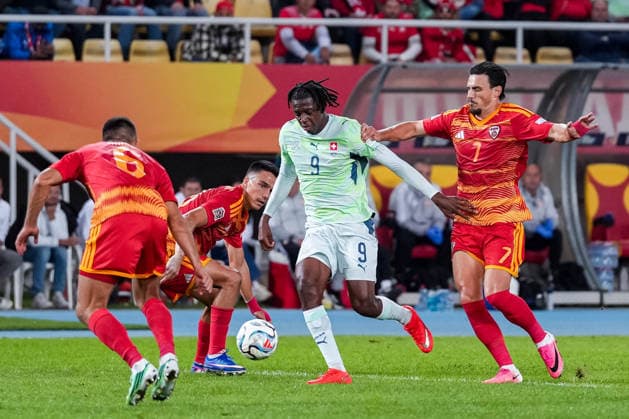 Fussball: UEFA Nations League 2026 2027, 26.09.2026 - Nordmazedonien vs. Schweiz (National Arena Todor Proeski); Visar Musliu (6, Nordmazedonien), Johan Manzambi (9, Schweiz) am Ball, Eljif Elmas (7, Nordmazedonien) Copyright: xValentinxDomgjonix