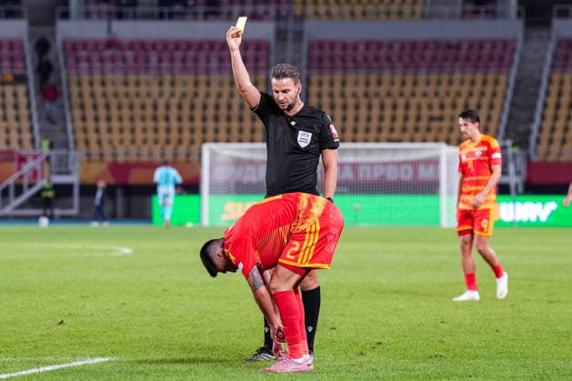 Fussball: UEFA Nations League 2026 2027, 26.09.2026 - Nordmazedonien vs. Schweiz (National Arena Todor Proeski); Gelbe Karte von Daniel Schlager (GER) an Bojan Ilievski (2, Nordmazedonien) Copyright: xValentinxDomgjonix