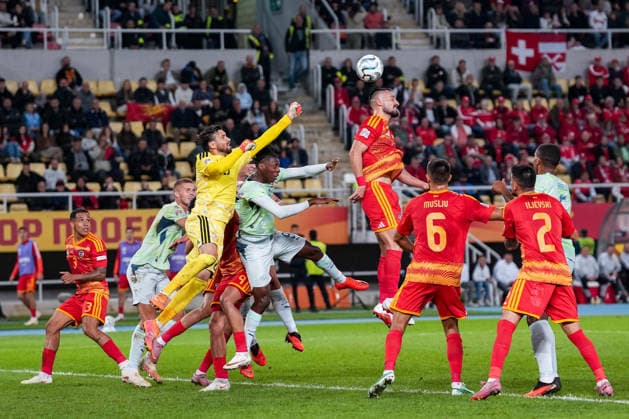 Fussball: UEFA Nations League 2026 2027, 26.09.2026 - Nordmazedonien vs. Schweiz (National Arena Todor Proeski); Stole Dimitrievski (23, Nordmazedonien), Johan Manzambi (9, Schweiz) und Gjoko Zajkov (5, Nordmazedonien) im Kampf um den Ball Copyright: xValentinxDomgjonix
