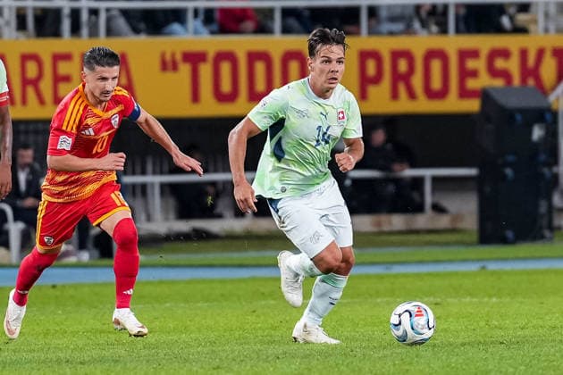 Fussball: UEFA Nations League 2026 2027, 26.09.2026 - Nordmazedonien vs. Schweiz (National Arena Todor Proeski); Enis Bardhi (10, Nordmazedonien), Ardon Jashari (14, Schweiz) am Ball Copyright: xValentinxDomgjonix