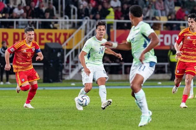 Fussball: UEFA Nations League 2026 2027, 26.09.2026 - Nordmazedonien vs. Schweiz (National Arena Todor Proeski); Enis Bardhi (10, Nordmazedonien), Ardon Jashari (14, Schweiz) spielt den Ball zu Dan Ndoye (11, Schweiz) Copyright: xValentinxDomgjonix