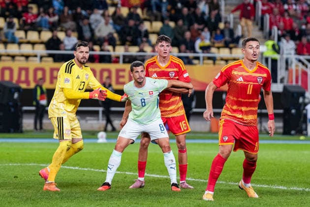 Fussball: UEFA Nations League 2026 2027, 26.09.2026 - Nordmazedonien vs. Schweiz (National Arena Todor Proeski); Stole Dimitrievski (23, Nordmazedonien), Remo Freuler (8, Schweiz), Matej Gashtarov (16, Nordmazedonien) und Elmin Rastoder (11, Nordmazedonien) im Strafraum Copyright: xValentinxDomgjonix