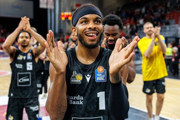 Justin Kier (MHP Riesen Ludwigsburg, 01), jubelt, Jubel, positive Emotionen, positive Emotion, Spielende, BMA365 Bamberg Baskets vs. MHP RIESEN Ludwigsburg, Basketball, easyCredit BBL, 3. Spieltag, 26.09.2026 BMA365 Bamberg Baskets vs. MHP RIESEN Ludwigsburg, Basketball, easyCredit BBL, 3. Spieltag, 26.09.2026 Bamberg Copyright: xEibner-Pressefoto G.xSantemizx EP_EER