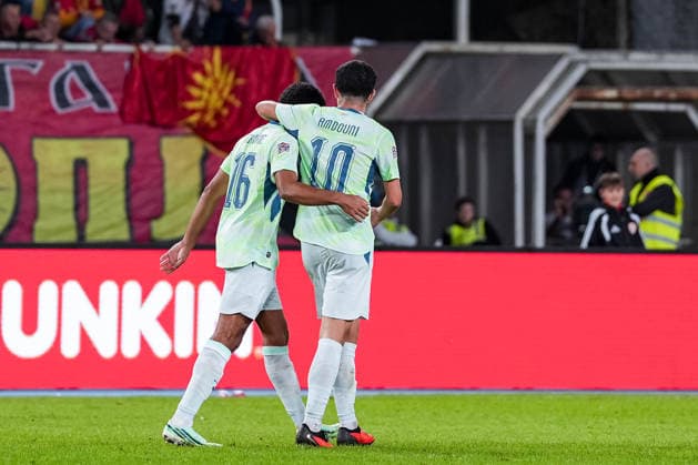 Fussball: UEFA Nations League 2026 2027, 26.09.2026 - Nordmazedonien vs. Schweiz (National Arena Todor Proeski); Zachary Athekame (16, Schweiz) und Zeki Amdouni (10, Schweiz) umarmen sich nach dem Tor zum 3:0 Copyright: xValentinxDomgjonix