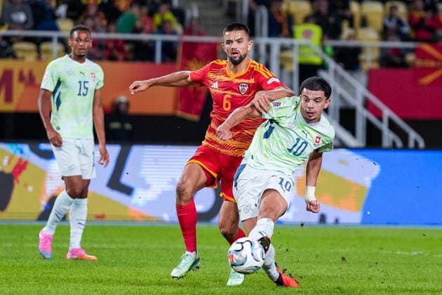 Fussball: UEFA Nations League 2026 2027, 26.09.2026 - Nordmazedonien vs. Schweiz (National Arena Todor Proeski); Zeki Amdouni (10, Schweiz) schiesst und trifft zum 3:0 für die Schweiz, Torschuss, Tor, Djibril Sow (15, Schweiz), Visar Musliu (6, Nordmazedonien) Copyright: xValentinxDomgjonix