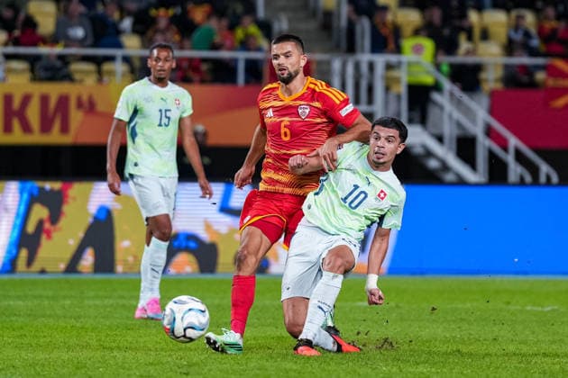 Fussball: UEFA Nations League 2026 2027, 26.09.2026 - Nordmazedonien vs. Schweiz (National Arena Todor Proeski); Zeki Amdouni (10, Schweiz) schiesst und trifft zum 3:0 für die Schweiz, Torschuss, Tor, Djibril Sow (15, Schweiz), Visar Musliu (6, Nordmazedonien) Copyright: xValentinxDomgjonix