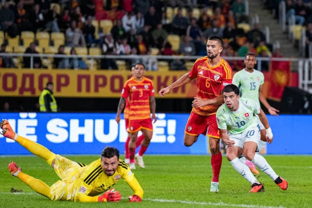 Fussball: UEFA Nations League 2026 2027, 26.09.2026 - Nordmazedonien vs. Schweiz (National Arena Todor Proeski); Zeki Amdouni (10, Schweiz) trifft zum 3:0 für die Schweiz, Stole Dimitrievski (23, Nordmazedonien) hat nur noch das Nachsehen, Tor für die Schweiz Copyright: xValentinxDomgjonix