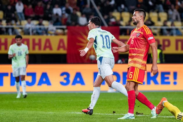Fussball: UEFA Nations League 2026 2027, 26.09.2026 - Nordmazedonien vs. Schweiz (National Arena Todor Proeski); Zeki Amdouni (10, Schweiz) trifft zum 3:0 für die Schweiz, Tor, Torjubel, Enttäuschung bei Visar Musliu (6, Nordmazedonien) Copyright: xValentinxDomgjonix