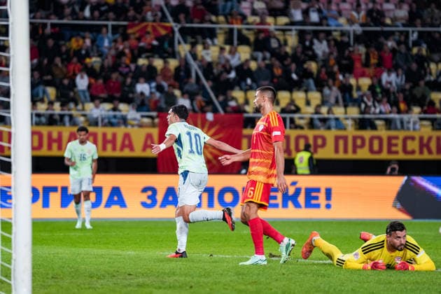 Fussball: UEFA Nations League 2026 2027, 26.09.2026 - Nordmazedonien vs. Schweiz (National Arena Todor Proeski); Zeki Amdouni (10, Schweiz) trifft zum 3:0 für die Schweiz, Tor, Torjubel, Enttäuschung bei Visar Musliu (6, Nordmazedonien) Copyright: xValentinxDomgjonix
