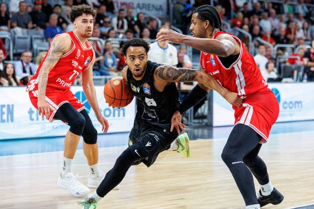 Joshua Obiesie (BMA365 Bamberg Baskets, 77), Ishmael Leggett (MHP Riesen Ludwigsburg, 05), Trevon Scott (BMA365 Bamberg Baskets, 13), BMA365 Bamberg Baskets vs. MHP RIESEN Ludwigsburg, Basketball, easyCredit BBL, 3. Spieltag, 26.09.2026 BMA365 Bamberg Baskets vs. MHP RIESEN Ludwigsburg, Basketball, easyCredit BBL, 3. Spieltag, 26.09.2026 Bamberg Copyright: xEibner-Pressefoto G.xSantemizx EP_EER