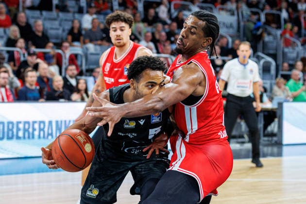 Ishmael Leggett (MHP Riesen Ludwigsburg, 05), Trevon Scott (BMA365 Bamberg Baskets, 13), BMA365 Bamberg Baskets vs. MHP RIESEN Ludwigsburg, Basketball, easyCredit BBL, 3. Spieltag, 26.09.2026 BMA365 Bamberg Baskets vs. MHP RIESEN Ludwigsburg, Basketball, easyCredit BBL, 3. Spieltag, 26.09.2026 Bamberg Copyright: xEibner-Pressefoto G.xSantemizx EP_EER