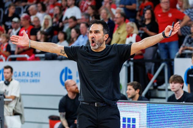 Jesus Ramirez (BMA365 Bamberg Baskets, Trainer), Einzelbild, Einzelfoto, Portrait, Portraet, jubelt, Jubel, positive Emotionen, positive Emotion, BMA365 Bamberg Baskets vs. MHP RIESEN Ludwigsburg, Basketball, easyCredit BBL, 3. Spieltag, 26.09.2026 BMA365 Bamberg Baskets vs. MHP RIESEN Ludwigsburg, Basketball, easyCredit BBL, 3. Spieltag, 26.09.2026 Bamberg Copyright: xEibner-Pressefoto G.xSantemizx EP_EER