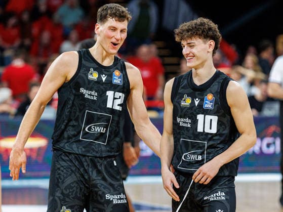 Patrick Cartier (MHP Riesen Ludwigsburg, 12), Lars Danziger (MHP Riesen Ludwigsburg, 10), jubelt, Jubel, positive Emotionen, positive Emotion, Spielende, BMA365 Bamberg Baskets vs. MHP RIESEN Ludwigsburg, Basketball, easyCredit BBL, 3. Spieltag, 26.09.2026 BMA365 Bamberg Baskets vs. MHP RIESEN Ludwigsburg, Basketball, easyCredit BBL, 3. Spieltag, 26.09.2026 Bamberg Copyright: xEibner-Pressefoto G.xSantemizx EP_EER