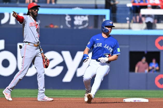 September 26, 2026, Toronto, On, Canada: Toronto Blue Jays Brett Bateman, right, stops at second base under the watchful eye of Cincinnati Reds shortstop Elly De La Cruz, left, after advancing on a wild pitch against the Cincinnati Reds during first inning MLB, Baseball Herren, USA baseball action in Toronto on Saturday, Sept. 26, 2026. Canada News - September 26, 2026 - ZUMAc35_ 20260926_zaf_c35_051 Copyright: xJonxBlackerx