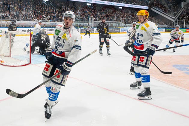 26 09 2026, Porza, Corner Arena, NL: HC Lugano - HC Ambri-Piotta, 88 Tommaso De Luca (Ambri) celebrates his goal with Topscorer Roby Jarventie (Ambri) Porza Corner Arena Ticino Switzerland Copyright: xJustPictures.ch JarixPestelaccix jp-en-JaPe-JP6_JAr_NL_HCL_HCAP_26Sep2026_000062-2