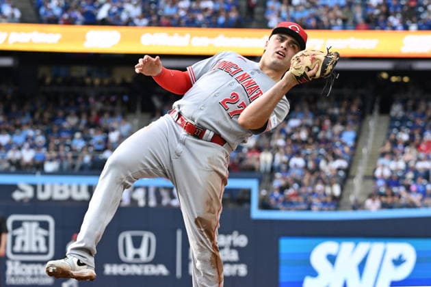 September 26, 2026, Toronto, On, Canada: Cincinnati Reds first baseman Sal Stewart (27) catches a foul ball off the bat of Toronto Blue Jays Kazuma Okamoto during fourth inning MLB, Baseball Herren, USA baseball action in Toronto on Saturday, Sept. 26, 2026. Canada News - September 26, 2026  - ZUMAc35_ 20260926_zaf_c35_082 Copyright: xJonxBlackerx