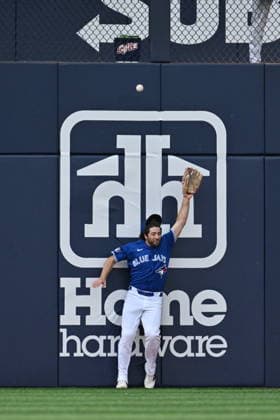 September 26, 2026, Toronto, On, Canada: Toronto Blue Jays Josh Smith (9) collides with the left field wall in an unsuccessful effort to catch a ball off the bat of Cincinnati Reds Hector Rodriguez during fifth inning MLB, Baseball Herren, USA baseball action in Toronto on Saturday, Sept. 26, 2026. Canada News - September 26, 2026  - ZUMAc35_ 20260926_zaf_c35_085 Copyright: xJonxBlackerx