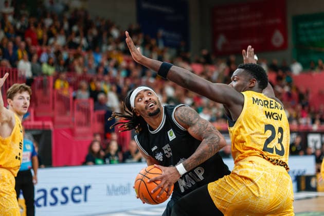 Frank Champion (MLP Academics Heidelberg, 55) und Melkisedek Kwaku Moreaux (Tigers Tuebingen, 23), GER, Tigers Tuebingen vs. MLP Academics Heidelberg, Basketball, ProA, 1. Spieltag, Spielzeit 2026 2027, 26.09.2026 GER, Tigers Tuebingen vs. MLP Academics Heidelberg, Basketball, ProA, 1. Spieltag, Spielzeit 2026 2027, 26.09.2026 Tigers Tuebingen Copyright: xEibner-Pressefoto KirstenxJaegerx