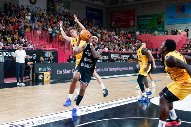 Aiden Warnholtz (Tigers Tuebingen, 03) und Frank Champion (MLP Academics Heidelberg, 55), GER, Tigers Tuebingen vs. MLP Academics Heidelberg, Basketball, ProA, 1. Spieltag, Spielzeit 2026 2027, 26.09.2026 GER, Tigers Tuebingen vs. MLP Academics Heidelberg, Basketball, ProA, 1. Spieltag, Spielzeit 2026 2027, 26.09.2026 Tigers Tuebingen Copyright: xEibner-Pressefoto KirstenxJaegerx