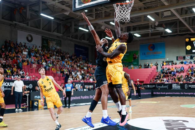 Frank Champion (MLP Academics Heidelberg, 55) und Jesse Chidera Ani (Tigers Tuebingen, 14), GER, Tigers Tuebingen vs. MLP Academics Heidelberg, Basketball, ProA, 1. Spieltag, Spielzeit 2026 2027, 26.09.2026 GER, Tigers Tuebingen vs. MLP Academics Heidelberg, Basketball, ProA, 1. Spieltag, Spielzeit 2026 2027, 26.09.2026 Tigers Tuebingen Copyright: xEibner-Pressefoto KirstenxJaegerx