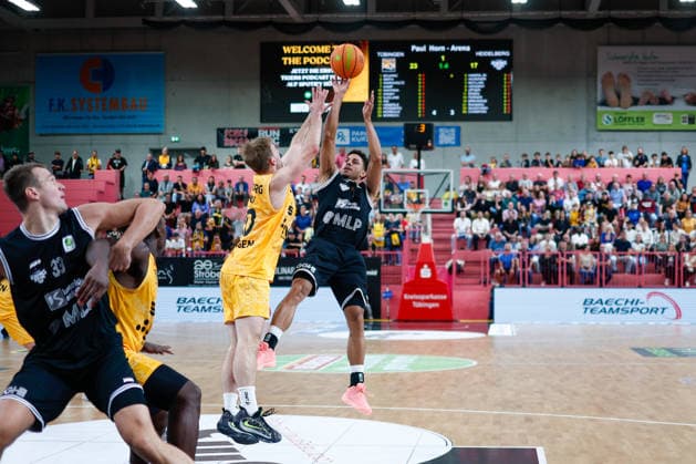 Simon Feneberg (Tigers Tuebingen, 20) und Kevin McClain (MLP Academics Heidelberg, 03), GER, Tigers Tuebingen vs. MLP Academics Heidelberg, Basketball, ProA, 1. Spieltag, Spielzeit 2026 2027, 26.09.2026 GER, Tigers Tuebingen vs. MLP Academics Heidelberg, Basketball, ProA, 1. Spieltag, Spielzeit 2026 2027, 26.09.2026 Tigers Tuebingen Copyright: xEibner-Pressefoto KirstenxJaegerx