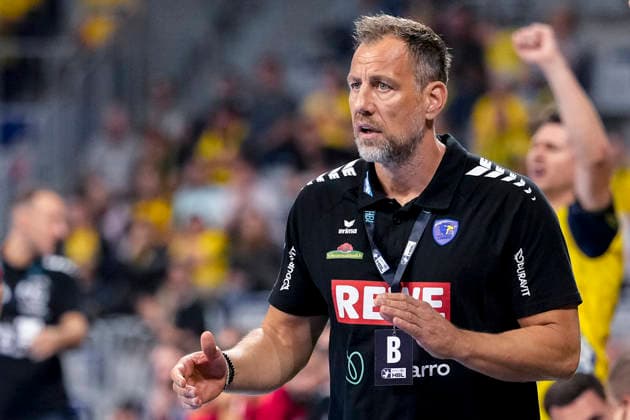 Maik Machulla (Trainer, Cheftrainer, RNL), gibt Anweisungen, gestikuliert, mit den Armen gestikulieren, Einzelbild, Einzelfoto, Aktion, Action, 26.09.2026, Mannheim (Deutschland), Handball, Bundesliga, Rhein-Neckar Löwen - MT Melsungen
