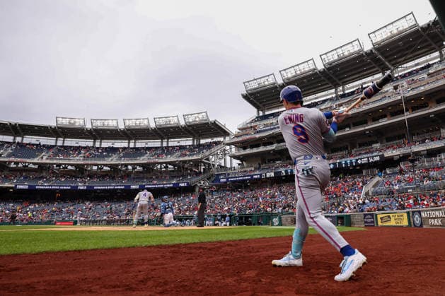 September 26, 2026, Washington D.C, District Of Columbia, United States: Washington, DC; New York Mets center fielder A.J. Ewing (9) waits on deck during a Major League Baseball game against the Washington Nationals at Nationals Park on Saturday, September 26, 2026. The Mets beat the Nationals 7-1. MLB, Baseball Herren, USA New York Mets 7:1 Washington Nationals  - ZUMAp258 20260926_znp_p258_007 Copyright: xStevexPrakopex