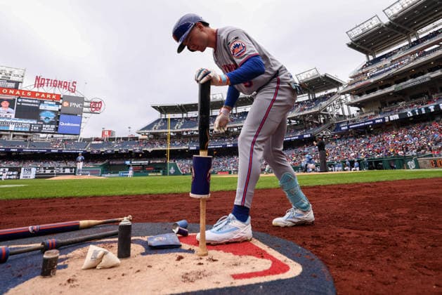 September 26, 2026, Washington D.C, District Of Columbia, United States: Washington, DC; New York Mets center fielder A.J. Ewing (9) waits on deck during a Major League Baseball game against the Washington Nationals at Nationals Park on Saturday, September 26, 2026. The Mets beat the Nationals 7-1. MLB, Baseball Herren, USA New York Mets 7:1 Washington Nationals  - ZUMAp258 20260926_znp_p258_020 Copyright: xStevexPrakopex