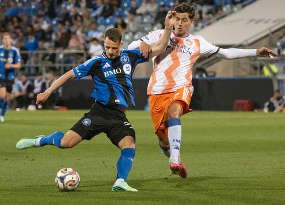September 26, 2026, Montreal, Qc, Canada: FC Cincinnati s Gerardo Valenzuela (right) attempts to steal the ball from CF Montreal s Fabian Herbers (21) during first half MLS, Fussball Herren, USA soccer action in Montreal on Saturday, Sept. 26, 2026. Canada News - September 26, 2026  - ZUMAc35_ 20260926_zaf_c35_124 Copyright: xPeterxMccabex