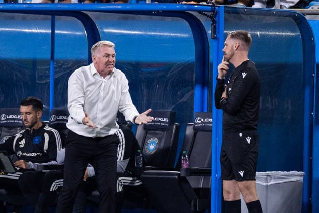 September 26, 2026: Charlotte FC manager Dean Smith argues with the fourth official during the first half against the Chicago Fire FC in the MLS, Fussball Herren, USA match up at Bank of America Stadium in Charlotte, NC. Mandatory Credit: -Cal Media Charlotte United States - ZUMAc04_ 20260926_zma_c04_415 Copyright: xScottxKinserx