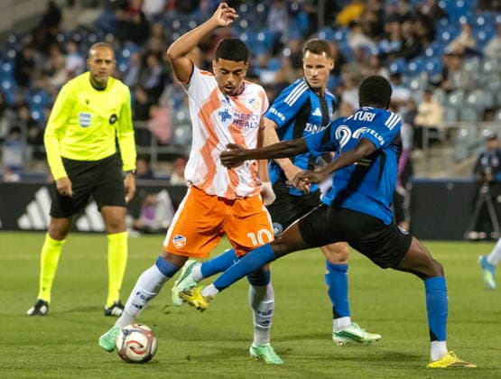 September 26, 2026, Montreal, Qc, Canada: FC Cincinnati s Evander (10) struggles to get by CF Montreal s Victor Loturi (22) during second half MLS, Fussball Herren, USA soccer action in Montreal on Saturday, Sept. 26, 2026. Canada News - September 26, 2026  - ZUMAc35_ 20260926_zaf_c35_156 Copyright: xPeterxMccabex