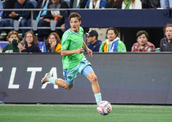 SEATTLE, WA - SEPTEMBER 26: Seattle Sounders FC forward Sebastian Gomez (90) dribbles the ball toward the goal zone in the second half during the MLS, Fussball Herren, USA match between Minnesota United FC and Seattle Sounders FC on September 26, 2026 at Lumen Field in Seattle, Washington. (Photo by Leslie Plaza Johnson Icon Sportswire) SOCCER: SEP 26 MLS Seattle Sounders FC vs Minnesota United FC EDITORIAL USE ONLY Icon260926019