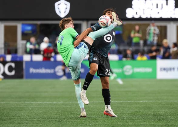 SEATTLE, WA - SEPTEMBER 26: Seattle Sounders FC defender Stuart Hawkins (39) high kicks the ball away from Minnesota United FC forward Marcus Caldeira (22) in the second half during the MLS, Fussball Herren, USA match between Minnesota United FC and Seattle Sounders FC on September 26, 2026 at Lumen Field in Seattle, Washington. (Photo by Leslie Plaza Johnson Icon Sportswire) SOCCER: SEP 26 MLS Seattle Sounders FC vs Minnesota United FC EDITORIAL USE ONLY Icon260926027