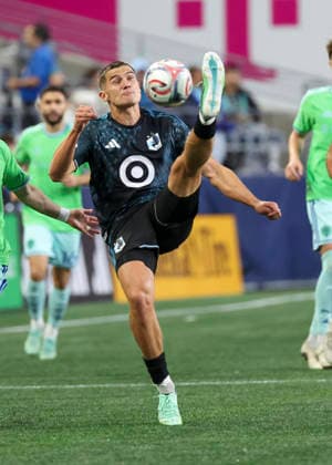 SEATTLE, WA - SEPTEMBER 26: Minnesota United FC defender Morris Duggan (23) volleys the ball in the second half during the MLS, Fussball Herren, USA match between Minnesota United FC and Seattle Sounders FC on September 26, 2026 at Lumen Field in Seattle, Washington. (Photo by Leslie Plaza Johnson Icon Sportswire) SOCCER: SEP 26 MLS Seattle Sounders FC vs Minnesota United FC EDITORIAL USE ONLY Icon260926031