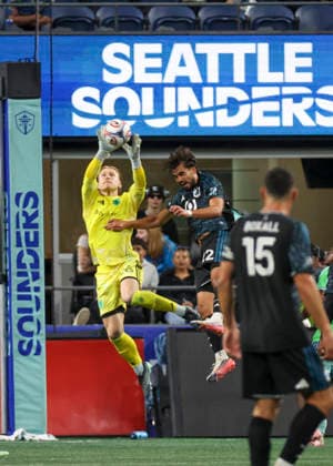 SEATTLE, WA - SEPTEMBER 26: Seattle Sounders FC goalkeeper Andrew Thomas (26) jumps to trap the ball and keep it away from Minnesota United FC forward Marcus Caldeira (22) in the second half during the MLS, Fussball Herren, USA match between Minnesota United FC and Seattle Sounders FC on September 26, 2026 at Lumen Field in Seattle, Washington. (Photo by Leslie Plaza Johnson Icon Sportswire) SOCCER: SEP 26 MLS Seattle Sounders FC vs Minnesota United FC EDITORIAL USE ONLY Icon260926032
