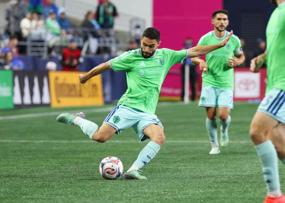 SEATTLE, WA - SEPTEMBER 26: Seattle Sounders FC defender Alex Roldan (16) prepares to cross the ball in the second half during the MLS, Fussball Herren, USA match between Minnesota United FC and Seattle Sounders FC on September 26, 2026 at Lumen Field in Seattle, Washington. (Photo by Leslie Plaza Johnson Icon Sportswire) SOCCER: SEP 26 MLS Seattle Sounders FC vs Minnesota United FC EDITORIAL USE ONLY Icon260926037