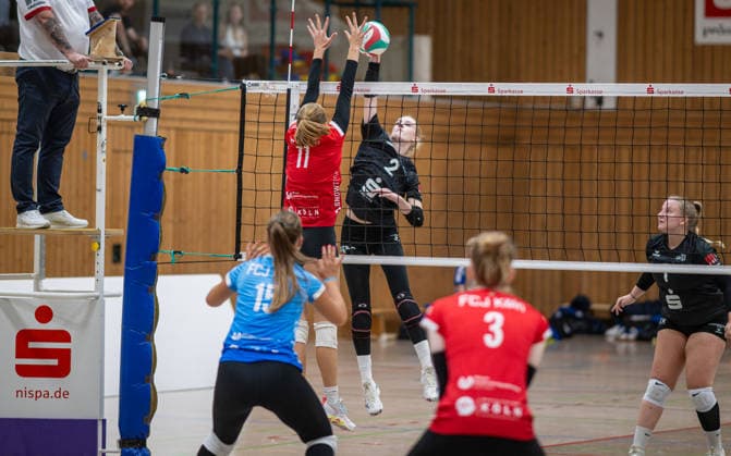 Volleyball, Saison 2026 2027, Dritte Liga West, 26.09.2026, 03. Spieltag, Frauen, BW Dingden (schwarz) vs. FCJ Koeln (rot) v.l.: Lotta Surwehme (FCJ Koeln 2), Maja Blomen (BW Dingden), Hamminkeln Sporthalle am Mumbeckerbach NRW Deutschland