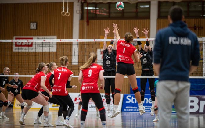 Volleyball, Saison 2026 2027, Dritte Liga West, 26.09.2026, 03. Spieltag, Frauen, BW Dingden (schwarz) vs. FCJ Koeln (rot) v.l.: Theresa Veltjens (FCJ Koeln 2), Maike Zoellig (FCJ Koeln 2), Hannah Michels (FCJ Koeln 2), Selina Helfmann (FCJ Koeln 2), Sharon Groeger (BW Dingden), Emilia Simon (FCJ Koeln 2), Maja Blomen (BW Dingden), Hamminkeln Sporthalle am Mumbeckerbach NRW Deutschland