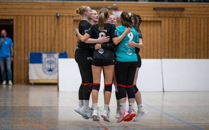 Volleyball, Saison 2026 2027, Dritte Liga West, 26.09.2026, 03. Spieltag, Frauen, BW Dingden (schwarz) vs. FCJ Koeln (rot) v.l.: Sharon Groeger (BW Dingden), Maja Blomen (BW Dingden), Janne Epping (BW Dingden), Lara Kruse (BW Dingden), Leonie Sack(Libera BW Dingden), Leni Vehns (BW Dingden), Hamminkeln Sporthalle am Mumbeckerbach NRW Deutschland