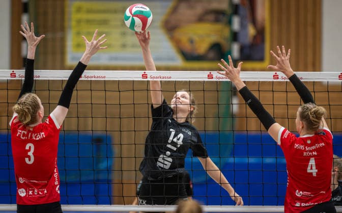 Volleyball, Saison 2026 2027, Dritte Liga West, 26.09.2026, 03. Spieltag, Frauen, BW Dingden (schwarz) vs. FCJ Koeln (rot) v.l.: Hannah Michels (FCJ Koeln 2), Andrea Harbring (BW Dingden), Maike Zoellig (FCJ Koeln 2), Hamminkeln Sporthalle am Mumbeckerbach NRW Deutschland